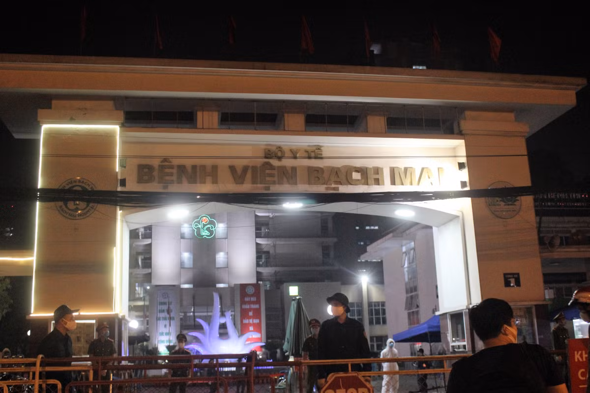  Bệnh viện Bạch Mai thực hiện quy định "nội bất xuất, ngoại bất nhập" bắt đầu từ ngày 28/3 sau khi ghi nhận thêm 2 ca nhiễm Covid-19 đầu tiên, là 2 nữa điều dưỡng bệnh nhân 86, 87.