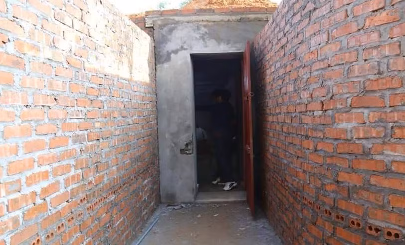 Vĩnh Phúc: Bắt 27 đối tượng đánh bạc dưới hầm bí mật - Hình 2 Vinh Phuc: Bat 27 doi tuong danh bac duoi ham bi mat-Hinh-2