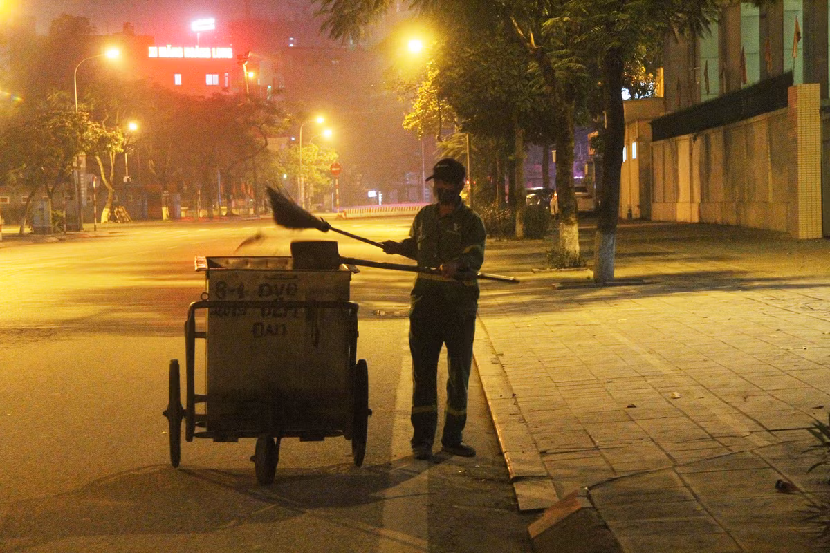 "Hôm nào xe rác đến muộn thì còn lâu mới được về nhà. Làm nghề này phải kiên trì, không ngại hôi hám", ông Đan nói.
