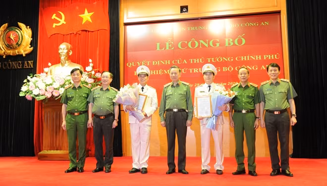 Bộ trưởng Tô Lâm và các Thứ trưởng chúc mừng hai tân Thứ trưởng Bộ Công an