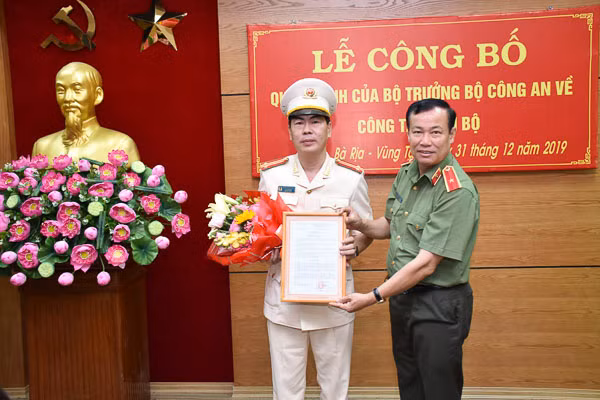 Thiếu tướng Lê Tấn Tới (bìa phải) sinh năm 1969, quê ở Cà Mau. Ông hiện là đại biểu Quốc hội khóa XIV, ủy viên Ủy ban Quốc phòng - An ninh. Ông tốt nghiệp Đại học Cảnh sát Nhân dân, có bằng cử nhân Lý luận chính trị, tiến sĩ Luật.