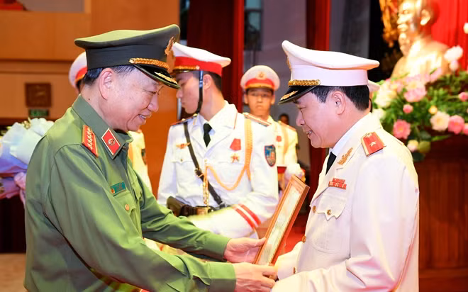 Bộ trưởng Tô Lâm trao quyết định và chức mừng Thứ trưởng Lê Quốc Hùng