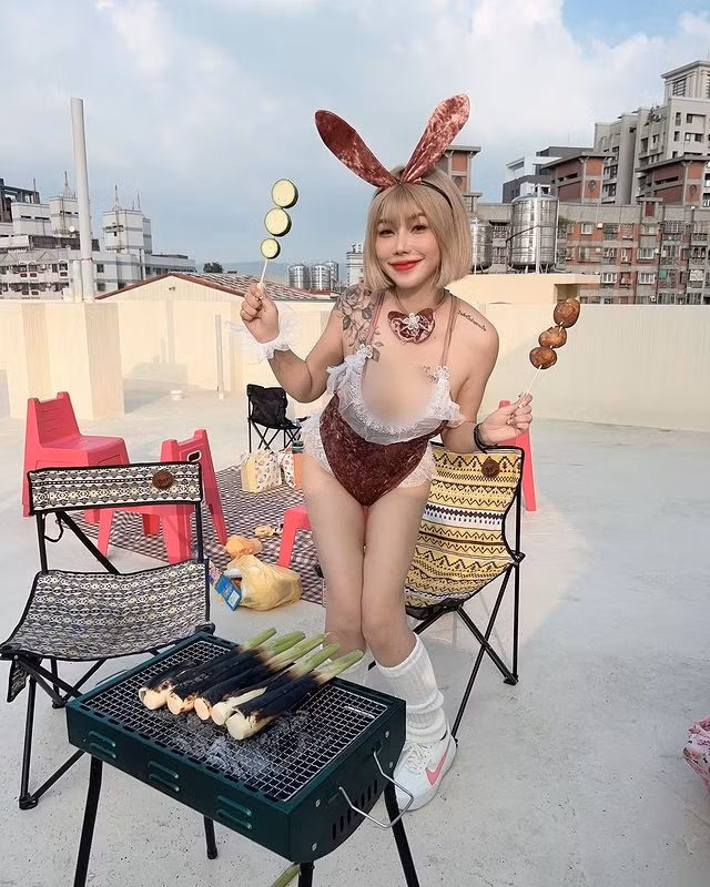 Đa số mọi người đều không hiểu concept ảnh này của Trương Hi Hi là gì hay cô nàng chỉ đơn thuần muốn mặc hở để gây sự chú ý.