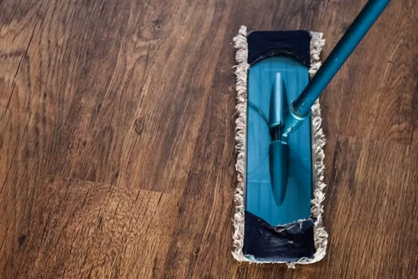 Nhờ chồng lau nhà, nàng dâu bị mẹ chồng mạt sát Nho chong lau nha, nang dau bi me chong mat sat