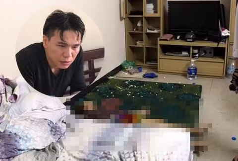 Trong lúc bị ảo giác, Cường và Huyền liên tục có những hành động khác thường, không kiểm soát được bản thân. Ảo tưởng Huyền bị ma nhập, Cường chạy xuống nhà lấy tỏi nhét vào miệng Huyền hơn 30 nhánh tỏi, khiến nạn nhân tử vong do ngạt cơ học, bít tắc đường hô hấp. >>> Xem thêm: Xét xử ca sĩ Châu Việt Cường: Mẹ nạn nhân mang di ảnh con đến phiên tòa 
