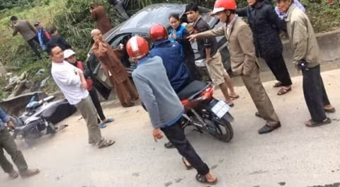 Thay chua chay Toyota Altis voi toc do cao, lon nhieu vong