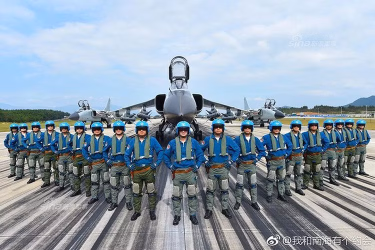 Ngoài ra còn có tên lửa không đối không PL-5, tên lửa chống hạm YJ-8K và YJ-82K, tên lửa chống radar YJ-91 và được trang bị bom rơi tự do và điều khiển bằng laser.