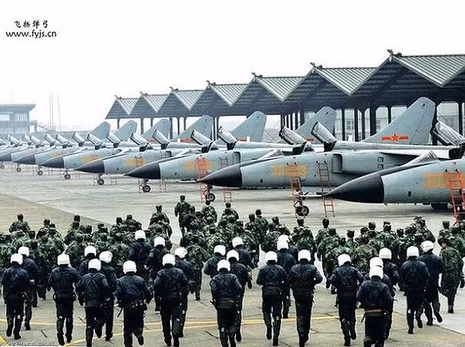 JH-7 có chiều dài 22,32m; sải cánh 12,7 m; chiều cao 6,57m; trọng lượng không tải 14.500 kg; trọng lượng cất cánh tối đa 28.475 kg.