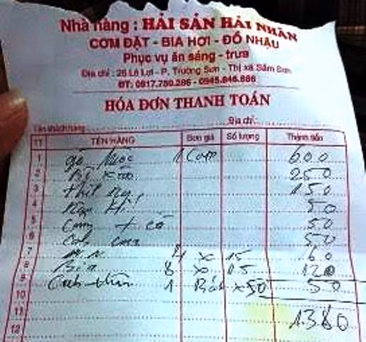 Trước đó, những món ăn bình thường, không quá cầu kỳ chế biến cũng không thuộc hàng "cao lương mĩ vị" lại bị một nhà hàng ở Sầm Sơn "thổi" giá lên trời. Thông tin này nhanh chóng gây "bão" dư luận. Theo báo VTC, một thành viên có tên Facbook là Thai Nguyen đã phải trả 600.000 đồng cho 1 con gà luộc, 1 đĩa bò xào lèo tèo vài miếng giá 250.000 đồng, thịt rang 150.000 đồng". Ảnh: VTC.