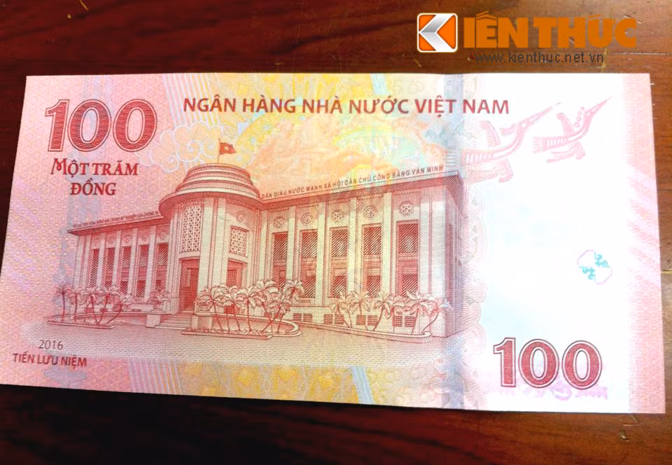 Theo thông tin của Ngân hàng nhà nước, mệnh giá 100 đồng là mệnh giá tượng trưng, không có giá trị thanh toán trong lưu thông. Kích thước của đồng tiền 100 đồng sắp phát hành là: 82mm x 163mm, giấy cotton chất lượng cao. Hình ảnh mặt sau của đồng tiền mẫu.