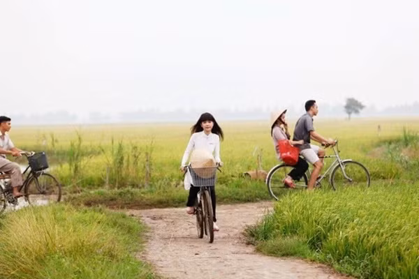 Trả lời trên báo Pháp luật Plus, đạo diễn Vũ Ngọc Đãng đã tiết lộ chính bạn trai đại gia và quản lý của Ngọc Trinh đã liên hệ với anh để thực hiện dự án phim Vòng eo 56. Ngay từ đầu nhà sản xuất cũng chính là Ngọc Trinh đã nói dự trù cho phim là 18 tỷ. Ảnh một phân cảnh trong phim (Nguồn ảnh: GĐVN).
