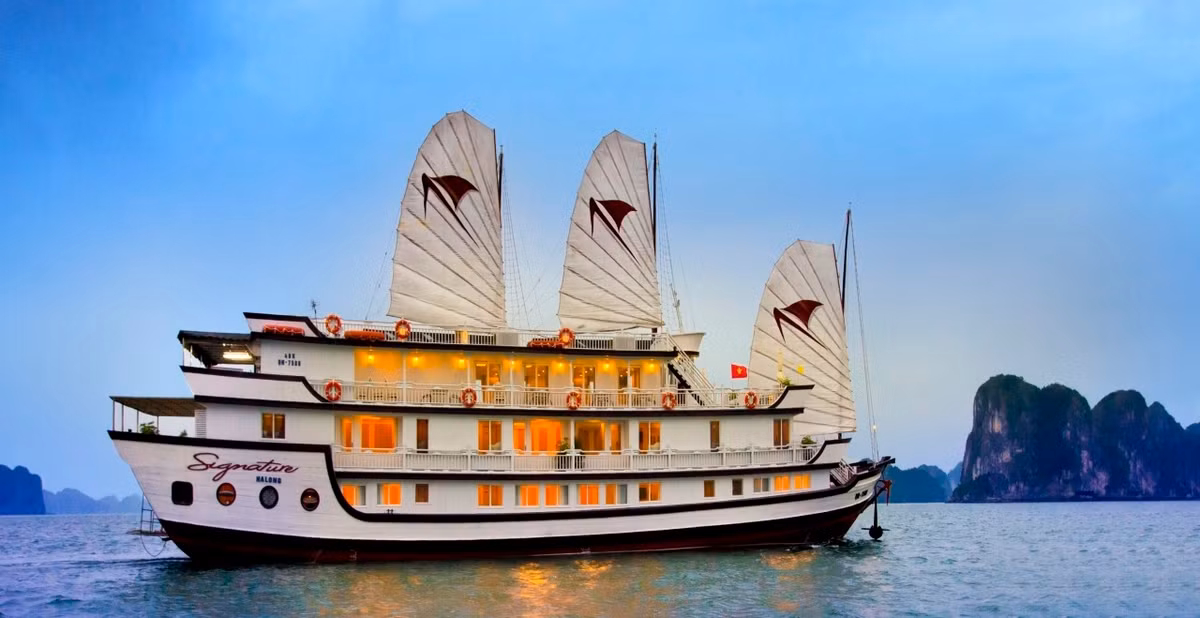 Tour du thuyền - ngủ đêm trên vịnh Hạ Long giá từ 2,8 triệu đồng/người. Ảnh minh họa.