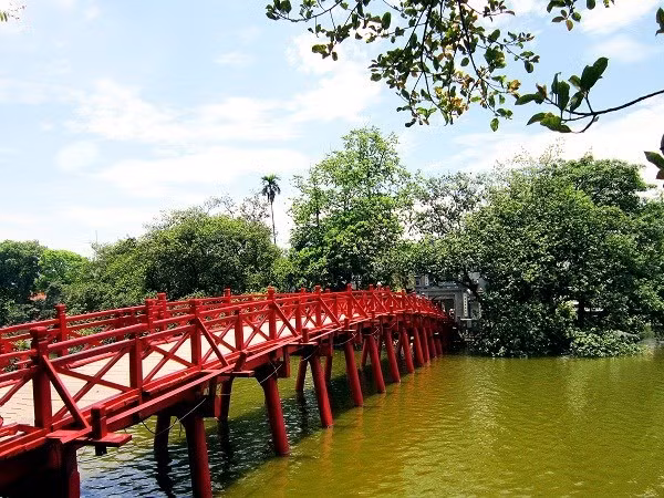 Một trong những tour du lịch ngày giỗ tổ Hùng Vương được lựa chọn nhiều, đó là Hà Nội city tour, di chuyển trong ngày có giá 600.000 đồng/người. Theo anh Quốc Tuấn (hướng dẫn viên du lịch): "Với những khách không muốn đi quá xa Hà Nội hoặc khách ngoại, thì việc chọn city tour khá lý tưởng vì khách được hướng dẫn đến đủ các danh lam, di tích lịch sử, còn được trải nghiệm các hoạt động du lịch tâm linh, đến các chùa chiền ở Thủ đô". Ảnh minh họa.