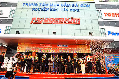 Một trong số những đại gia ngoại “nhòm nhó” nhiều nhất vào thị trường Việt Nam là các tập đoàn của Thái Lan. Từ đầu năm 2015 đến nay, tập đoàn bán lẻ Central Group đã thực hiện nhiều thương vụ thâu tóm doanh nghiệp Việt. Điển hình, đầu năm 2015, Power Buy, trực thuộc Central Group, đã mua 49% cổ phần của Công ty CP Đầu tư Phát triển công nghệ và Giải pháp mới (NKT) (đơn vị sở hữu CTCP Thương mại Nguyễn Kim). Ảnh minh họa.