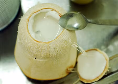 Công nghệ ngâm dừa xiêm nhằm tạo cho trái dừa trắng nõn bắt mắt đó là lột vỏ dừa, ngâm trong chậu nước pha hóa chất bảo quản. Theo chia sẻ của nhiều chủ xe bán dừa, dừa ngâm càng lâu càng tươi, trắng và có thể bán trong vài ngày không lo bị hỏng. Ảnh minh họa.