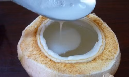 Ngày hè nóng nực, dừa xiêm, thạch dừa được các cửa hàng giải khát bán rất nhiều, đủ mức giá đắt rẻ khác nhau. Tuy nhiên, không ít cơ sở kinh doanh vì lợi nhuận đã tẩy trắng dừa xiêm, ngâm dừa bằng bột lạ, nước tẩy không rõ nguồn gốc để bảo quản dừa tươi lâu, bán cho khách. Ảnh minh họa.