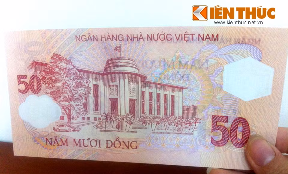 Mặt sau của tờ 50 đồng là hình ảnh trụ sở chính Ngân hàng Nhà nước Việt Nam. Mệnh giá 50 đồng tượng trưng cho 50 năm thành lập Ngân hàng Việt Nam. Hình ảnh mặt sau tờ 50 đồng.