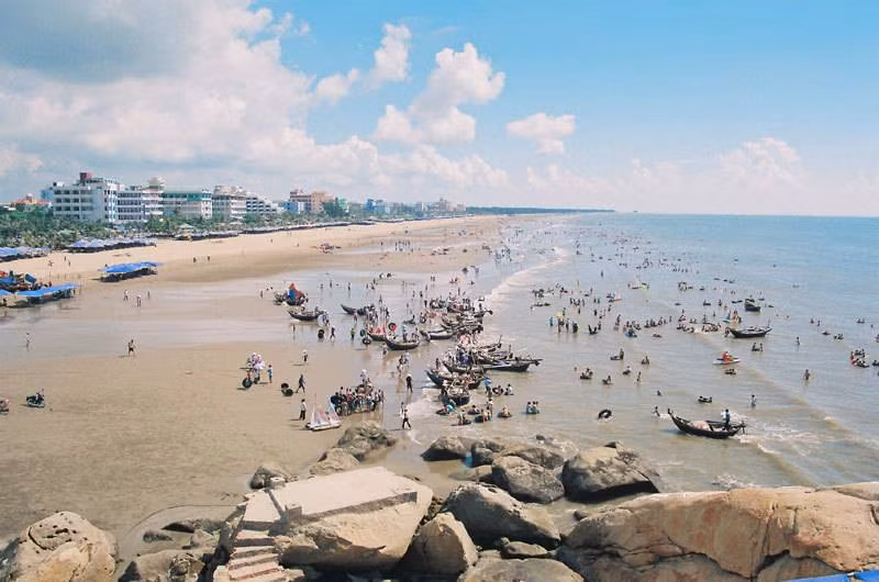 Các bãi biển miền Bắc như Cát Bà, Sầm Sơn, Đồ Sơn, Thiên Cầm, Hải Hòa, Cửa Lò... là lựa chọn cho những khách du lịch không có nhiều chi phí cho hành trình nghỉ lễ 30/4. Bạn có thể chọn nghỉ 2-3 ngày tại các vùng biển này. Ảnh minh họa.