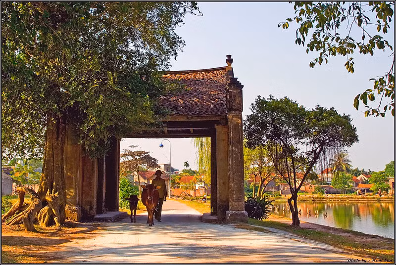 Các điểm du lịch gần Hà Nội khám phá làng cổ như như làng Thổ Hà (Bắc Giang), làng cổ Đường Lâm – thành cổ Sơn Tây – Việt Phủ Thành Chương có giá từ 600.000 đồng/người. Ngoài ra, các điểm đến khám phá vùng du lịch với núi non, sông suối như Thiên sơn suối Ngà – Ao Vua – Khoang Xanh (Hà Tây)di chuyển ô tô sẽ cần chi 500.000 đồng/người. Ảnh làng cổ Đường Lâm.
