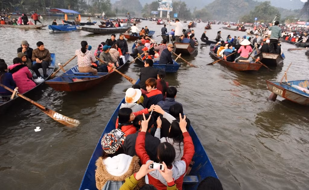 "Việc cần làm khi đi du lịch dịp nghỉ lễ là chọn những tour không quá tham di chuyển nhiều địa điểm, bởi thời gian để thăm quan, khám phá từng điểm sẽ không có nhiều. Khách có thể mệt mỏi vì chen lấn vào những ngày nghỉ lễ. Thông thường, các tour 2 ngày 1 đêm, nên chọn loại di chuyển 2-3 địa điểm là phù hợp" - chị Lê Thị Luyến (hướng dẫn viên du lịch) tư vấn. Cảnh đông đúc khi du lịch chùa Hương (Nguồn ảnh: Zing).