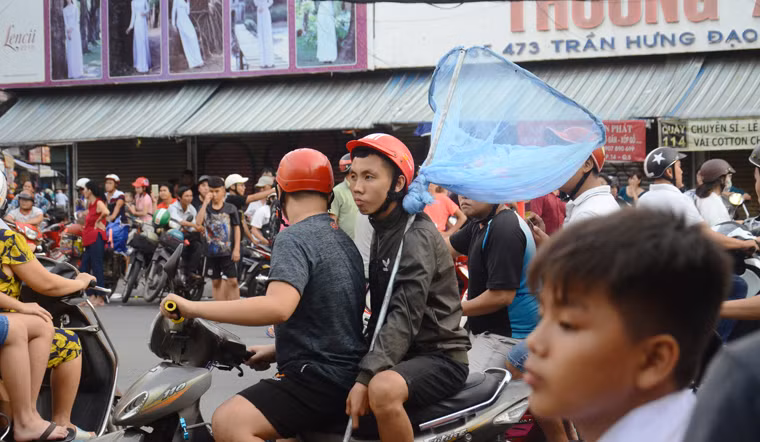 Càng về chiều, lượng người đổ về khu vực Chợ Lớn càng động. Nhiều tốp thanh niên đi trên 3, 4 trên xe máy đổ về góc giao lộ Phùng Hưng – Trần Hưng Đạo (quận 5) mang theo nhiều vợt để chờ hứng tiền.