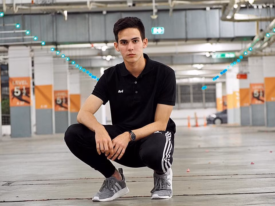 Hot boy 18 tuổi cũng tích cực tập luyện thể thao.