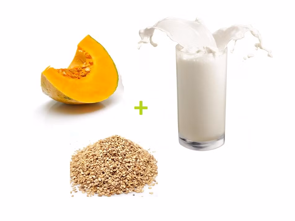 Sinh tố bí đỏ + vừng + sữa. Bí đỏ chứa nhiều vitamin A, C, vừng chứa nhiều chất béo, đạm, canxi, sắt, vitamin nhóm B, đây là thức uống có hương vị thơm ngon rất đặc biệt cho phụ nữ sau sinh.
