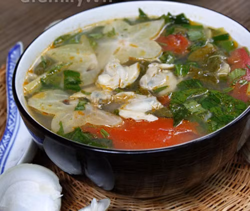  Canh ngao nấu khế. Sự kết hợp giữa vị ngọt của ngao và vị chua của khế tạo cho món canh sự hấp dẫn khó cầm lòng, và rất bổ dưỡng. Ngao sau khi ngâm kĩ, rửa sạch cho vào luộc, nhặt ruột để riêng. Ướp thịt ngao với gia vị cho ngấm. Phi thơm hành tỏi băm nhuyễn rồi cho cà chua vào, xào nhanh tay để món có màu sắc hấp dẫn. Ảnh: greatslimusa