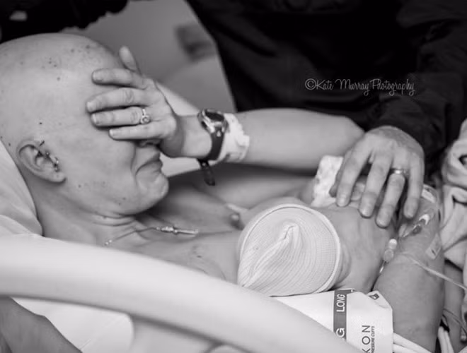 Người mẹ đưa tay che mặt khóc khi cho con bú, một trong hai bức ảnh tạo ra làn sóng cảm xúc trên mạng xã hội. Nguồn: femmesdetunisie.com.