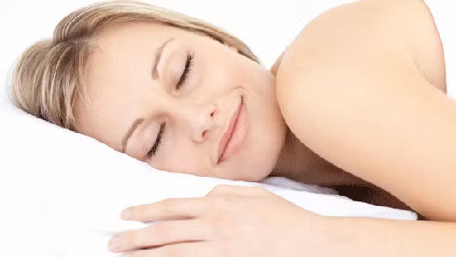 Ăn ngủ điều độ. Thiếu ngủ hoặc mất ngủ sẽ làm mạch máu giãn ra, kích thích mạnh các dây thần kinh gây đau đầu, nhất là đau nửa đầu. Cần đảm bảo ngủ đủ giấc để giảm mức độ đau đầu, đảm bảo sức khỏe bộ não. Ngoài ra, cũng không nên bỏ bữa ăn. Cơ thể đói cũng là nguyên nhân gây đau đầu. Rèn luyện thói quen ăn, ngủ đúng giờ là việc làm cần thiết để hạn chế cơn đau đầu.