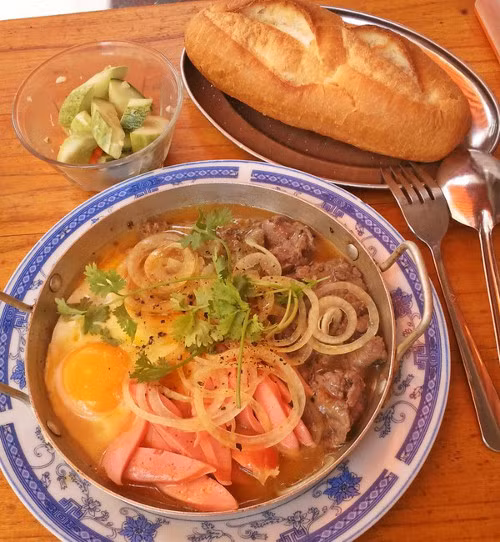 Thịt bò tại quán được ướp rất đậm đà, mềm, thơm ngon. Pate là do quán tự làm nên không mịn trơn mà còn nhai được cái lật sật của gan. Chính vì vậy mà món pate béo hơn hẳn, ăn không ngấy, và rất hợp với bánh mì giòn nóng. Quán phục vụ từ 7 giờ sáng đến 9 - 10 giờ tối. Ảnh: media
