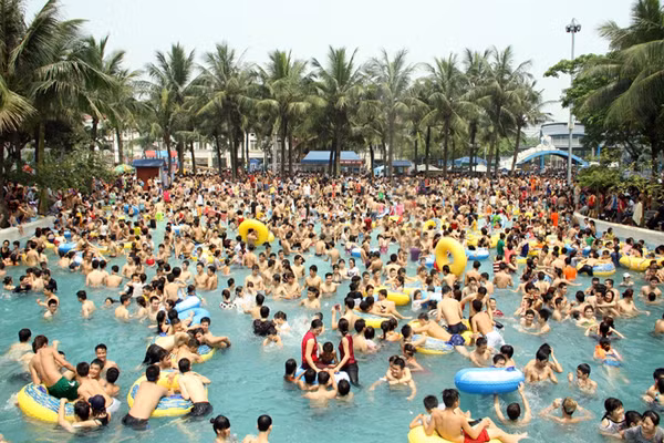Ngoài ra, qua nguồn nước bể bơi có quá nhiều người chen chúc, bạn dễ dàng nhiễm nấm như hắc lào, nấm móng, nấm kẽ chân, nấm tóc... Những bệnh này sẽ xuất hiện sau khi nhiễm 5 - 7 ngày với các biểu hiện ngứa, viêm loét tại các vị trí tổn thương: kẽ chân, móng tay chân, chân tóc.