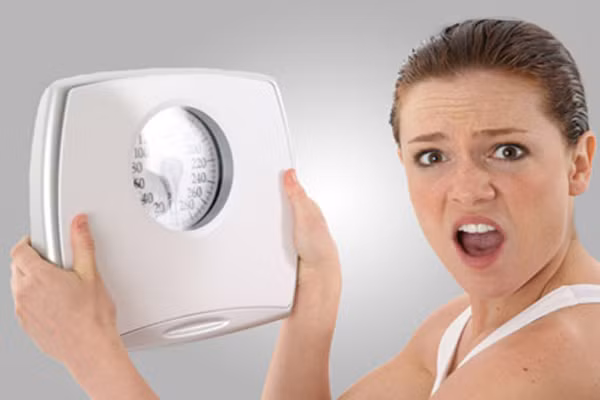 Tăng cân. Một trong những lý do quan trọng nhất tại sao bạn nên tránh ăn muộn vào ban đêm là có nguy cơ tăng cân. Tăng trọng lượng của bạn trong thời gian này chủ yếu là do tỷ lệ các chức năng trao đổi chất trong thời gian ngủ so với thời gian thức bị lệch lạc. Nếu như bạn ăn đúng bữa, sự trao đổi chất sẽ hoạt động rất nhanh chóng.