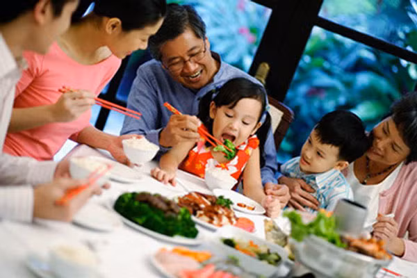 Dễ xảy ra tai nạn. Ăn tối muộn tức là khoảng thời gian nhịn đói từ trưa đến tối kéo dài quá lâu làm lượng đường trong máu giảm, rất có hại cho chức năng của não. Có thể gây tụt huyết áp và không tránh khỏi tai nạn nếu bạn đang di chuyển trên đường.