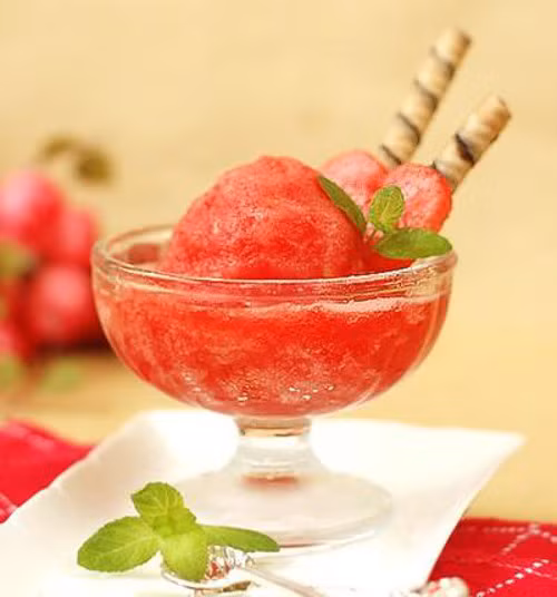 Kem dưa hấu giúp bạn nhanh chóng xua đi cái nóng nực của mùa hè. Công thức làm món kem dưa hấu cực đơn giản. Dưa hấu bỏ hạt, cho vào máy xay sinh tố xay mịn. Sau đó lọc dưa xay qua rây để bỏ bớt bã. Đường hòa với nước rồi cho lên bếp đun. Nước đường sôi, khuấy tan cho hết. Tắt bếp, để nguội. Ảnh: amthuc365