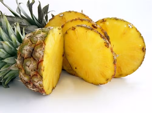 Ăn dứa bị dập, nát. Dứa là loại cây bụi mọc sát mặt đất, vỏ lại xù xì nên quả dứa là nơi cư trú của nấm. Khi dứa bị dập nát, dịch bào thấm ra, nấm sẽ phát triển. Đây là điều kiện thuận lợi cho nấm xâm nhập sâu vào trong quả dứa, gây ngộ độc cho người ăn. Ảnh: khonggia