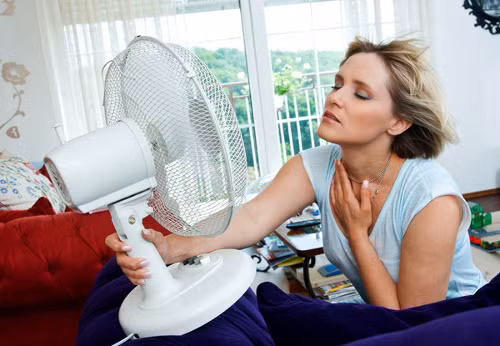 Thời tiết nóng. Nhiệt độ môi trường là một trong những tác nhân chính ảnh hưởng đến giấc ngủ. Nhiệt độ quá cao tác động trực tiếp lên cơ thể, khiến cho việc đi vào giấc ngủ gặp khó khăn. Một chiếc điều hòa trong phòng ngủ sẽ giúp bạn ngủ ngon hơn.
