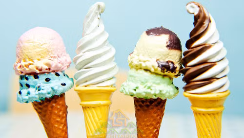 Kem. Kem là món khoái khẩu được các bạn trẻ lựa chọn khi mùa hè đến. Trong 100g kem có chứa khoảng 74,4g nước, 2,4g protein, 5,3g mỡ, 17,3g đường, còn lại là vitamin A, B2, E và một số nguyên tố vi lượng khác như kẽm, kali… Tuy nhiên, để đảm bảo vệ sinh an toàn thực phẩm, bạn có thể tự làm kem tại nhà. Chỉ cần một chiếc máy xay sinh tố và hộp nhựa để làm kem. Bạn có thể sử dụng các loại trái cây và rau quả tạo nên hương vị mới lạ. Ảnh: vatgia