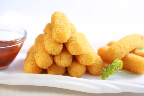 Phô mai que. Phô mai que bổ sung canxi cho xương và protein cho cơ thể. Phô mai cũng giàu vitamin B giúp cơ thể hấp thụ và phân phối canxi để xây dựng và duy trì xương khỏe mạnh. Đây là một món ăn mùa hè chế biến nhanh chóng và dễ dàng mà bạn có thể làm ở nhà. Ảnh: mecuti