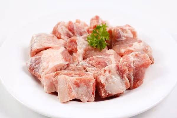 Canh rau má sườn non. Món ăn này lại được quyết định độ ngon bởi cách chọn sườn của bạn. Chọn sườn tươi có màu hồng nhạt, có cả nạc lẫn mỡ để khi ăn thấy mềm, thơm béo.