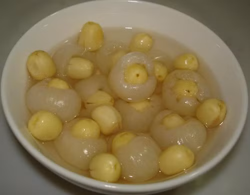 Cho vào nước lạnh đun sôi đến khi mềm bở ra. Cho thêm đường phèn vào đun thêm vài phút sao cho hạt sen hơi ngọt một chút. Múc riêng hạt sen ra. Phần nước thì trộn thêm nước dừa và đường sao cho vừa khẩu vị. Lồng hạt sen vào trong cùi nhãn cho đến hết. Khi ăn, múc 5-6 hạt sen lồng nhãn, thêm vài hạt sen trần, chan nước và cho thêm đá. Cũng có thể lồng hạt sen vào nhãn, sau đó hấp, rồi ăn cùng với nước đường phèn mát. Ảnh: mecuti