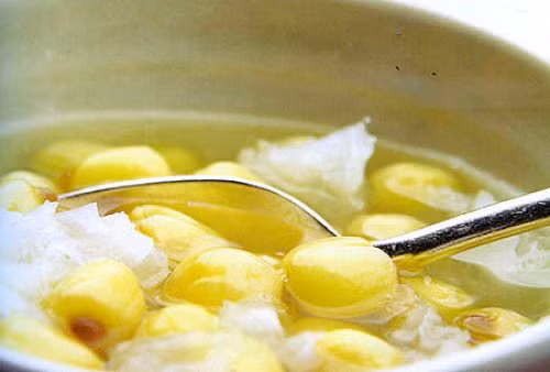 Chè hạt sen nấm tuyết. Chỉ một ít hạt sen hòa lẫn với nấm tuyết cũng đủ tạo thành một bát chè tuyệt hảo. Chè vừa ngon miệng, vừa giúp giấc ngủ sâu hơn. Hạt sen bóc bỏ vỏ, bỏ tâm sen, rửa sạch, để ráo. Nấm tuyết ngâm mềm, làm sạch rồi cắt nhỏ. Ảnh: monngonviet