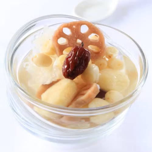 Chè sen thập cẩm. Với nhiều nguyên liệu khác nhau, chắc chắn đây sẽ là một món chè mang lại nhiều dư vị cho người thưởng thức. Củ sen gọt vỏ và cắt lát. Hạt sen và tuyết nhĩ ngâm nước cho thật mềm. Nấu đường phèn với nước. Ảnh: monngonviet