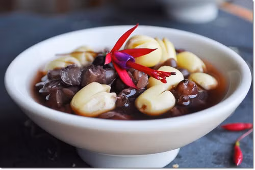 Chè đậu đỏ hạt sen là một món tráng miệng bổ dưỡng, thanh mát, giúp an thần, dễ ngủ. Sự kết hợp hài hòa giữa đậu đỏ và hạt sen tạo nen một hương vị rất riêng cho món chè. Gạo đỏ đem vo sạch, ngâm nước khoảng 15 phút. Ảnh: amthucgiadinh