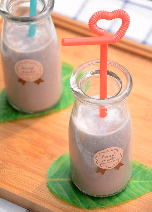 Sữa đậu đỏ mật ong. Từ phần đậu đỏ đã ninh chín mềm để trong tủ lạnh, có thể dễ dàng chế biến thành một ly sữa đậu đỏ mật ong. Cho đậu đỏ vào máy xay sinh tố. Thêm mật ong và sữa tươi vào rồi xay nhuyễn. Đổ hỗn hợp này ra ly để thưởng thức. Có thể thêm chút đá bào cho mát. Ảnh: trithucsong