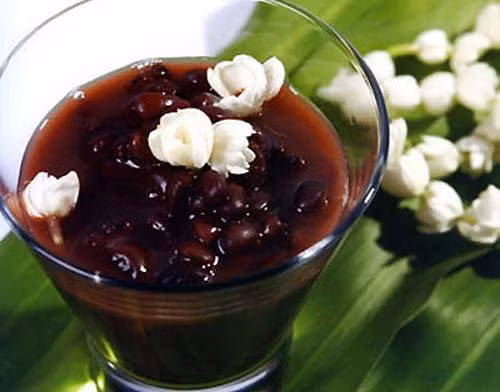 Tiếp theo cho đậu đỏ vào nồi ninh (chú ý kiểm tra để tránh nước bị trào ra ngoài). Khi đậu chín mềm, vớt hết phần đậu đổ ra hộp. Cứ một lớp đậu rải đều một lớp. Sau đó đóng nắp hộp, cho vào ngăn mát tủ lạnh. Phần nước không bỏ đi mà chắt ra dùng làm nước chè. Có thể bớt lại một phần đậu đỏ đem xào với đường để món chè thơm ngon và đúng vị. Ảnh: 7monngonmoingay