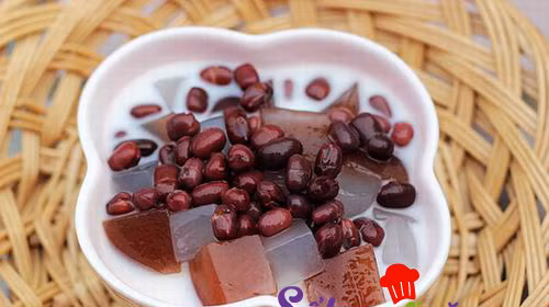Bột rau câu tan hết, từ từ đổ đường cát trắng vào nồi, đun lửa nhỏ để đường tan. Rau câu và đường tan hoàn toàn thì đổ ra bát thủy tinh sạch. Hòa rau câu với nước dừa rồi để cho rau câu từ từ đông lại. Tiếp theo cắt thạch đen thành từng miếng nhỏ vuông vừa ăn. Khi ăn, múc ít đậu đỏ vào ly, thêm rau câu thái sợi, thêm thạch đen, chan nước cốt dừa, đá bào trộn đều. Ảnh: sotaynauan