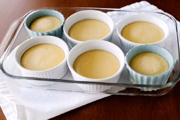Bánh flan phô mai. Là một trong những món ăn thơm ngon béo ngậy từ phô mai và trứng, sữa lại cực kì giàu chất dinh dưỡng nên được các bạn trẻ rất yêu thích. Món bánh flan phô mai sẽ ngon hơn khi bạn ăn lạnh. (Ảnh: hoiquanamthuc.com)