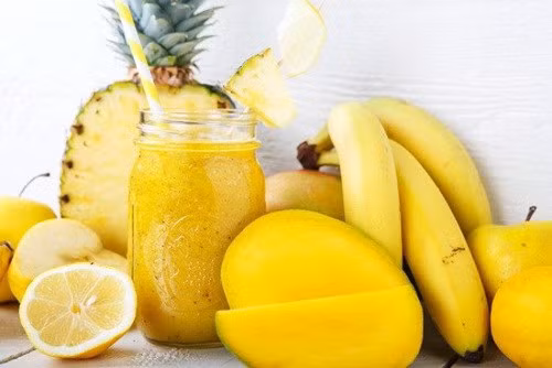 Dứa gọt vỏ, bỏ mắt, rửa sạch, lấy 3/4 ép lấy nước. Chỗ dứa còn lại cho vào máy xay sinh tố cùng với xoài, chuối và nước dứa ép, đá bào, có thể thêm chút đường nếu thích ngọt. Xay nhuyễn rồi rót ra cốc. Ảnh: vcmedia
