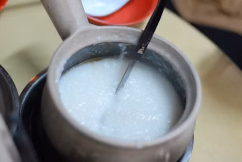 Trước khi nấu cháo nên vo trước rồi để ráo nước. Với mẹo nhỏ này gạo dễ mềm hơn khi nấu cháo. Cho gạo vào nồi cùng với nước và đun. Khi nước sôi, dùng đũa khuấy nhẹ cho gạo không dính đáy nồi. Sau đó, đun lửa nhỏ để cháo sôi liu riu. Ảnh: mecuti
